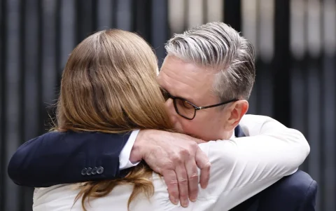 El primer ministro británico, Keir Starmer (d), abraza a su esposa Victoria tras anunciar su dimisión, este lunes, en Londres (Reino Unido).