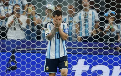 El delantero de Argentina Leo Messi tras fallar un penalti en el partido del Mundial 2026 entre Argentina y Austria, este lunes en Arlington, Texas.
