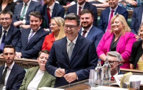 Andy Burnham prestando juramento como miembro del Parlamento por Makerfield en la Cámara de los Comunes, en Londres, Gran Bretaña, el 22 de junio de 2026.
