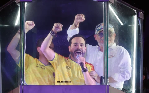El ultraderechista Abelardo de la Espriella (c) ganador de la segunda vuelta presidencial de este domingo en Colombia pronuncia un discurso, en Barranquilla (Colombia).