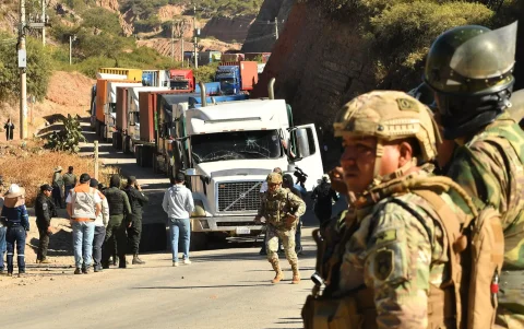 Integrantes del Ejército de Bolivia despejan una vía durante un operativo de desbloqueo este domingo, en Sayari (Bolivia).