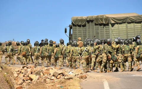 Un operativo policial-militar despejó una ruta que une el oriente con el occidente de Bolivia.