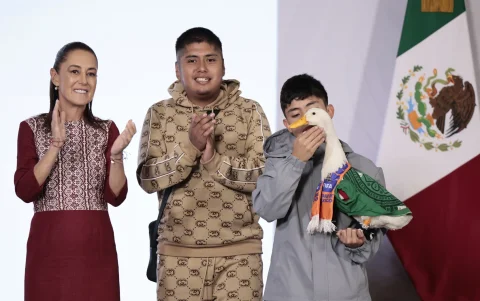 La familia de Merlin junto a la presidenta de México.