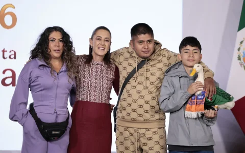Carlos (d) sostiene al pato Merlín, vestido con una camiseta de la Selección Mexicana de Fútbol, junto a sus familiares Karla Gómez (i) y Cristian (2-d) durante una visita a la presidenta de México, Claudia Sheinbaum.