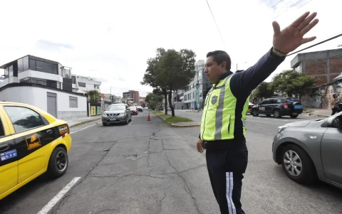 Vehículos circulan en Quito bajo la normativa de Pico y placa aplicada por la Agencia Metropolitana de Tránsito.