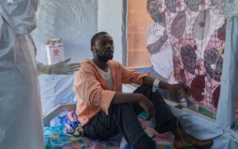 Pacientes son atendidos en un centro de tratamiento del Ébola dirigido por la ONG Alianza para la Acción Médica (ALIMA) en Rwampara, Ituri.