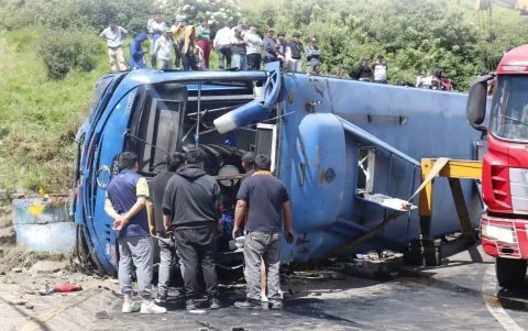 Un bebé perdió la vida por el volcamiento de un bus en Caupicho, sur de Quito. El caso causó indignación porque el conductor circulaba con 3 puntos en la licencia.
