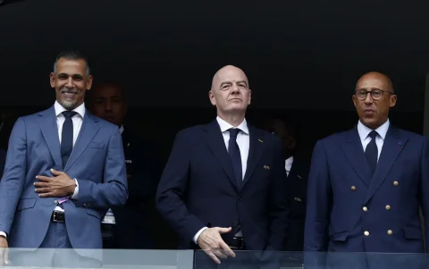 Gianni Infantino (c) es presidente de la FIFA.