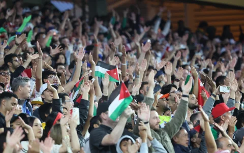 Aficionados de Jordania animan en un partido del grupo J del Mundial de la FIFA 2026.