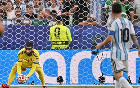 El portero Luca Zidane, de Argelia (izq.), en acción mientras Lionel Messi, de Argentina (der.), observa durante el partido del Mundial 2026.