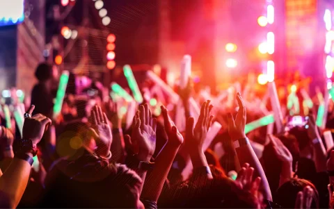 Asistir a conciertos con AirPods puestos ya no es una excentricidad, sino una moda masiva impulsada por jóvenes para proteger su salud auditiva