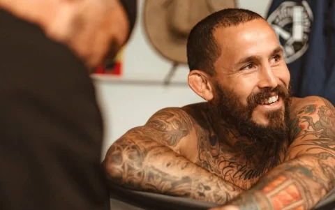 Chito Vera se venda las manos durante una sesión de entrenamiento.
