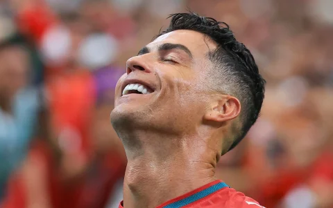 La sonrisa de Cristiano Ronaldo después de una noche histórica: el delantero portugués marcó dos goles y se convirtió en el primer jugador en anotar en seis Mundiales.
