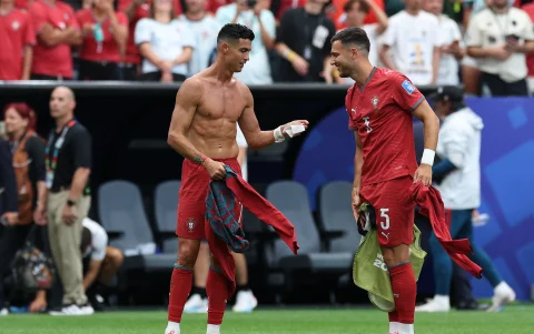 Cristiano Ronaldo (i) junto a Diego Dalot luego de la victoria de Portugal ante Uzbekistán.