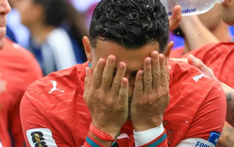 El gesto de Cristiano Ronaldo refleja la tensión y la emoción de una jornada histórica en la que volvió a escribir su nombre en los récords del Mundial.