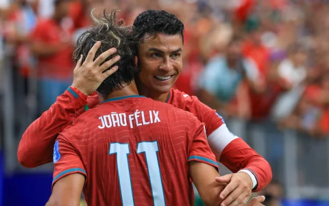 Cristiano Ronaldo celebra junto a João Félix uno de sus goles ante Uzbekistán, en una jornada en la que el capitán portugués volvió a ser protagonista en el Mundial 2026.