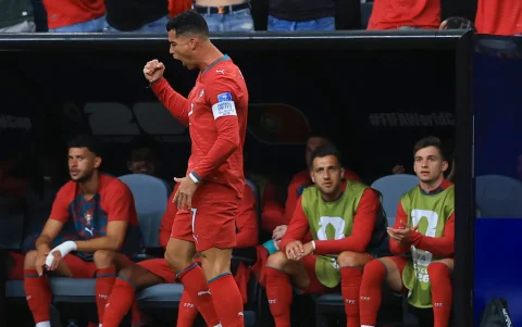 Cristiano Ronaldo aprieta el puño durante el partido ante Uzbekistán, una imagen que resume la intensidad con la que el delantero vive cada momento de su sexto Mundial.