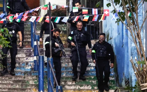 El operativo resultó en la detención de cuatro personas y dejó sin clases a las escuelas del barrio.