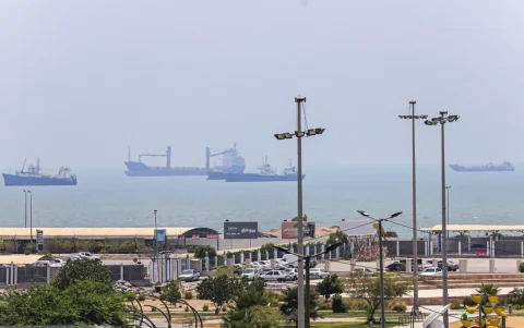 La Autoridad del Golfo del Estrecho Pérsico, creada por Irán informó que los buques que quieran cruzar el paso deben seguir informando a la República Islámica.