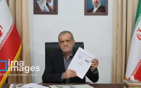 El presidente iraní, Masud Pezeshkian firma el memorando de entendimiento con Estados Unidos sobre el fin de la guerra impuesta contra Irán, 18 de junio de 2026.