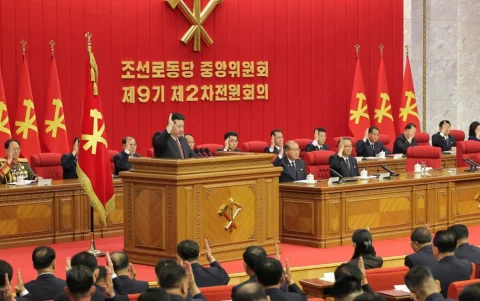 Jong-un reafirmó el desarrollo de fuerzas nucleares y capacidades de defensa que aspiren a superar 