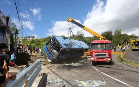 Volcamiento de bus en Caupicho movilizó a equipos de emergencia y tránsito en el sur de Quito.