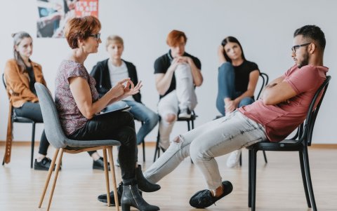 Psicólogos y educadores analizan cómo los cambios sociales y económicos han prolongado la dependencia familiar de muchos universitarios en el país.