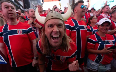 Aficionado de la selección de Noruega con los cuernos característicos de un vikingo en el Mundial 2026.