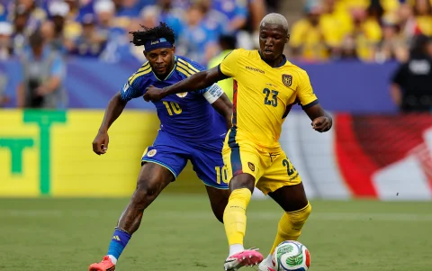 Moisés Caicedo (d) de Ecuador ahora se enfrentará a Alemania