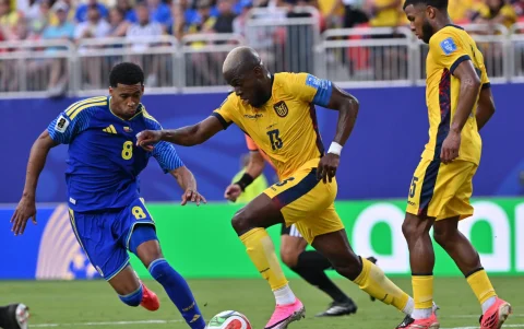 Enner Valencia (c), en el partido de Ecuador contra Curazao. El delantero falló un mano a mano.