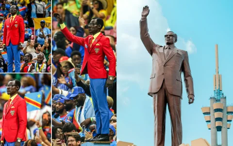 Su postura rígida imita a la estatua de Patrice Lumumba, líder de la independencia congoleña contra el colonialismo belga