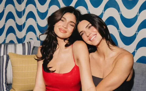 Kylie Jenner junto a su hermana Kendall