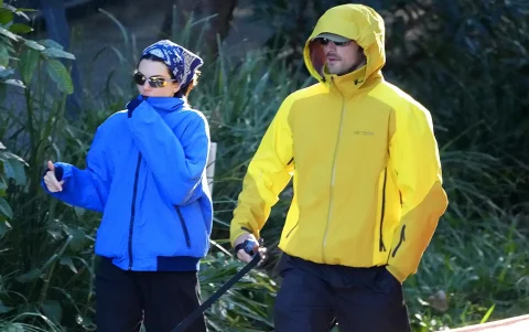 Jacob Elordi y Kendall Jenner paseando a su perro