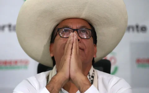 El candidato izquierdista a la Presidencia de Perú, Roberto Sánchez reacciona en una rueda de prensa este 23 de junio de 2026, en Lima (Perú)