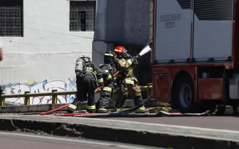 Bomberos de Quito trabajan en la atención de la emergencia mientras se ejecutan medidas de evacuación preventiva en el sector.