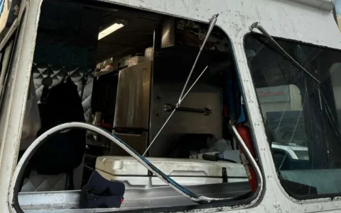 Los vidrios del food truck de César Pérez quedaron destrozados tras los festejos por el campeonato de los Knicks en Nueva York.