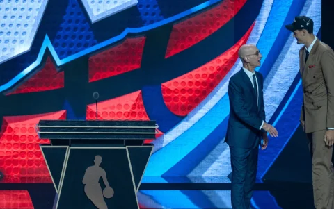 Aday Mara, jugador de baloncesto español, habla con el comisionado de la NBA, Adam Silver, durante el draft de la NBA este martes, en Nueva York (Estados Unidos).