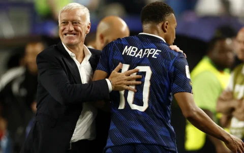 Kylian Mbappé de Francia interactúa con el seleccionador Didier Deschamps mientras abandona el campo durante el partido de la fase de grupos de la Copa Mundial de la FIFA 2026 entre Francia e Irak.
