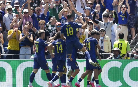 Jugadores de Bosnia y Herzegovina celebrando uno de los goles ante Qatar