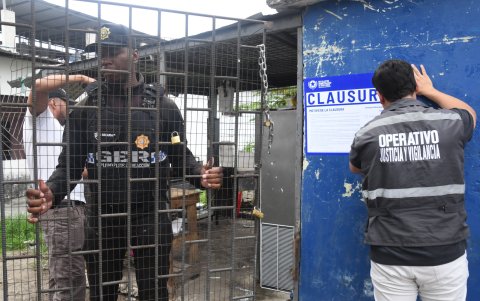 Clausuran locales comerciales que ocupaban área verde municipal en Guayaquil.