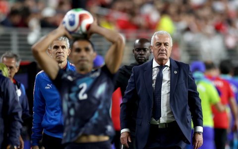 Gustavo Alfaro (der.) dirige a Paraguay en el Mundial 2026.