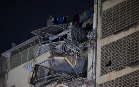 Personal de emergencia continúa las labores de rescate en las zonas afectadas por los sismos.