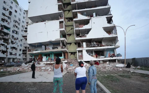 Residentes observan los bloques de viviendas gravemente dañados tras los terremotos en Catia La Mar, estado La Guaira.
