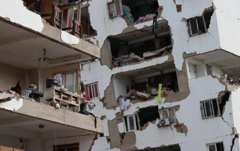 Vista de bloques de viviendas gravemente dañados tras los terremotos en Catia La Mar, estado La Guaira.