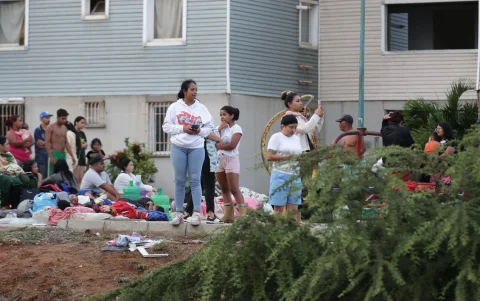 Residentes permanecen en la calle por temor a réplicas tras los terremotos en Catia La Mar, estado La Guaira.