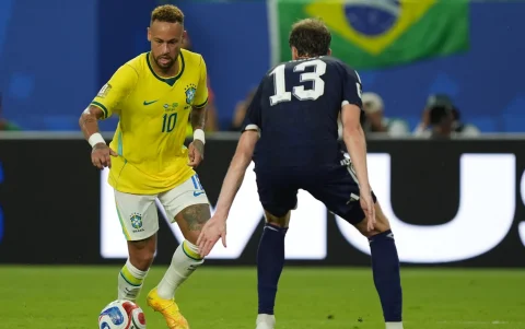 Jack Hendry (d), de Escocia, disputa el balón con Neymar Jr., de Brasil, en un partido del grupo C del Mundial de la FIFA 2026 entre Escocia y Brasil, en el estadio Hard Rock en Miami.