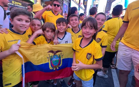 Ecuador en Times Square: de todas las edades llegaron los hinchas de la Tri; derrotar a Alemania es el sueño.