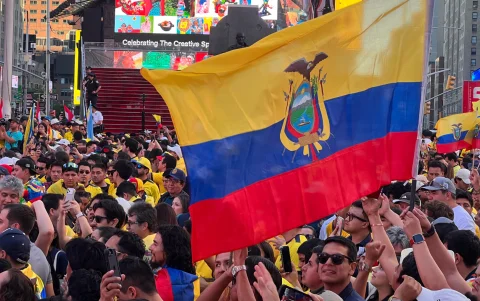 Banderas de Ecuador no faltaron en Times Square en la antesala del partido contra Alemania del Mundial 2026.