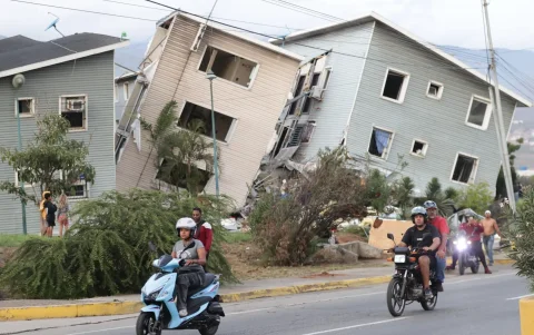 Vista de varios edificios dañados por los terremotos en la localidad de Catia La Mar, en el estado costero de La Guaira (Venezuela) este jueves.