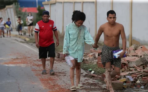 Residentes aguardan en la calle por miedo a posibles réplicas de los terremotos, en la localidad de Catia La Mar en La Guaira (Venezuela).